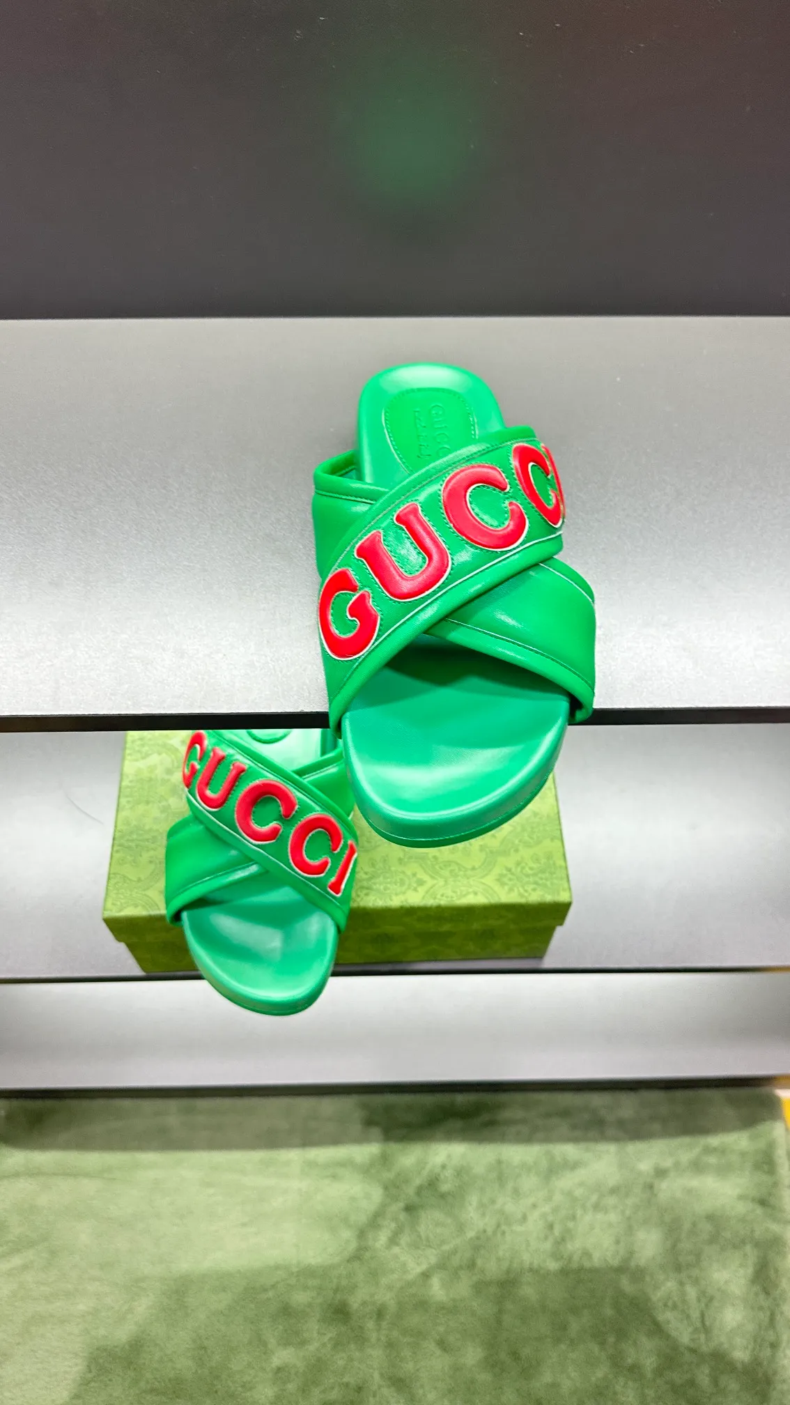 [G Family Couple Style] P: 320💰Female size 36~40 Men's size 39~45, (46. Custom-made GG slippers for men and women. This slipper is made of GG polyester fiber and is decorated with a Gucci label on the front, which adds a striking logo feel to the style. Beige GG recycled polyester fiber, same size for men and women, leather trim